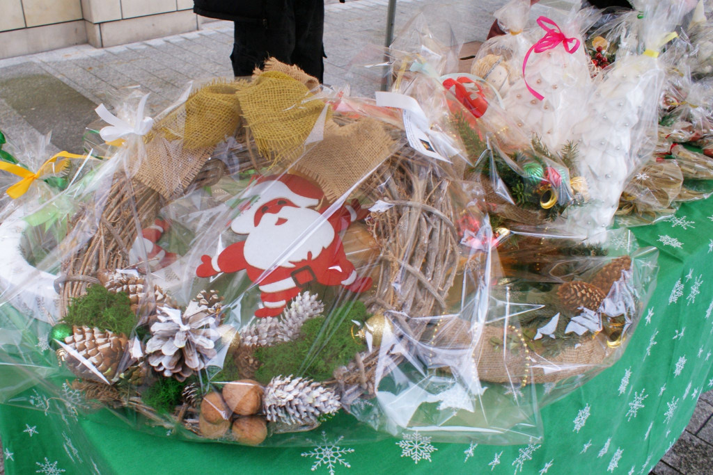 Zdjęcie ozdób świątecznych na kiermaszu przy sanktuarium