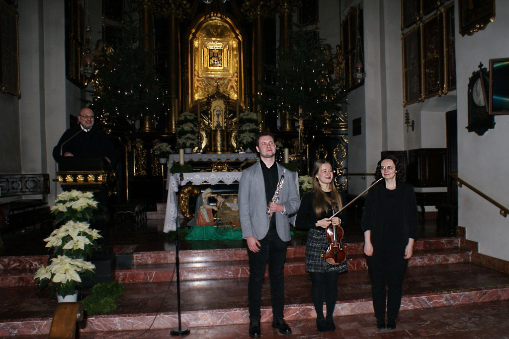 muzycy przed ołtarzem pozują do zdjęcia po koncercie