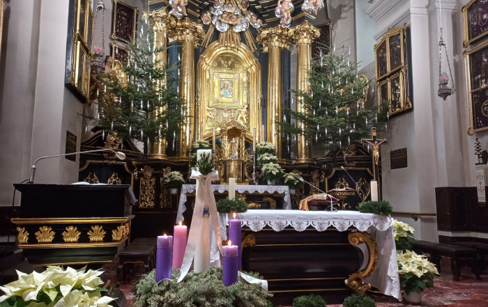Widok na ołtarz w Sanktuarium MB Tuchowskiej. Na pierwszym planie świeca i wieniec adwentowy.