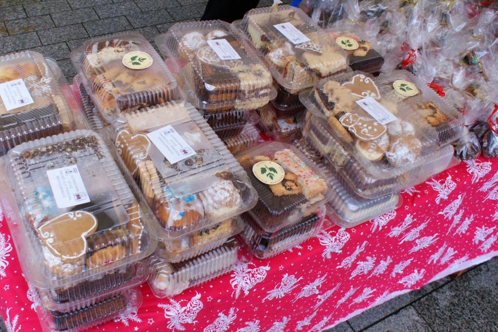 Ciasto w pudełkach - produkt podczas kiermaszu świątecznego przy sanktuarium