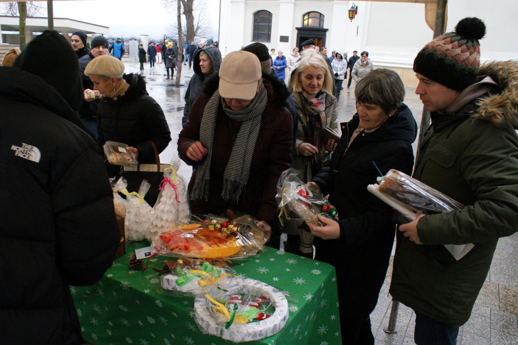 Ludzie przy stoisku podczas kiermaszu świątecznego