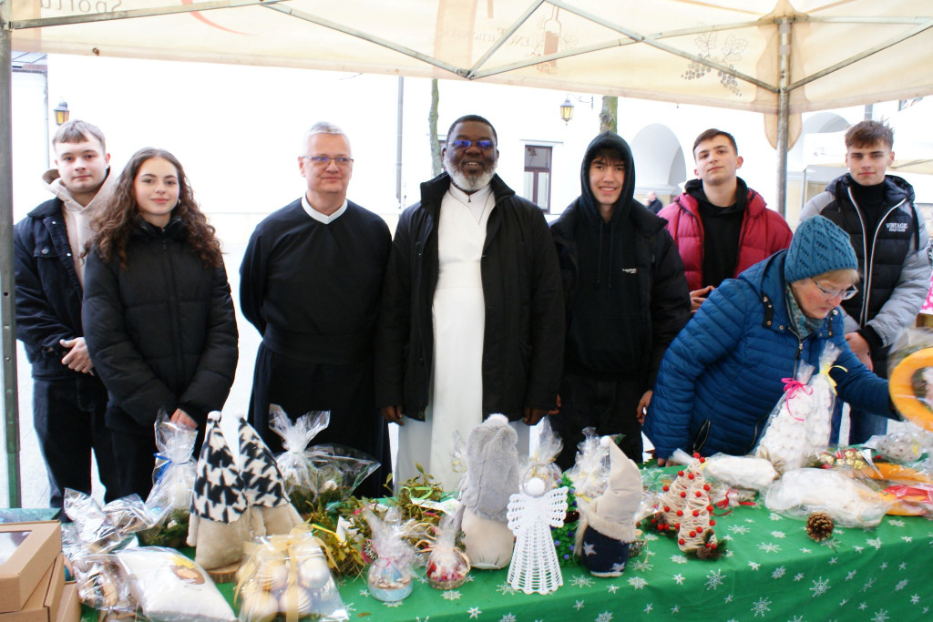 Wolontariusze pozują do zdjęcia z Redemptorystą z Afryki podczas kiermaszu świątecznego przy sanktuarium
