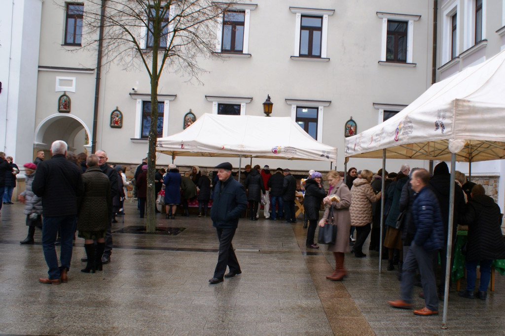 Zdjęcie ludzi przy stoiskach podczas kiermaszu świątecznego przy sanktuarium