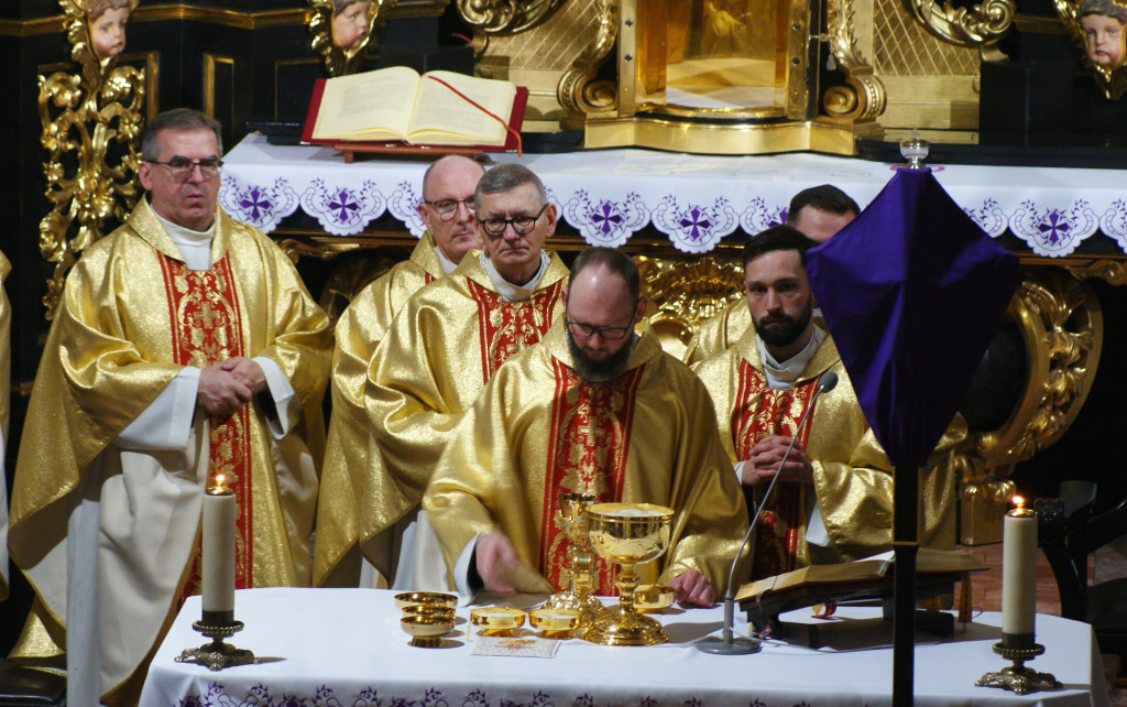 Kapłani podchodzą do ołtarza