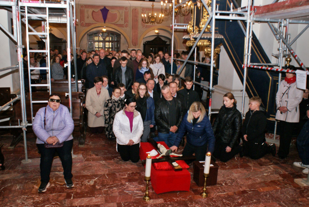 Wierni adorują krzyż w Wielki Piątek