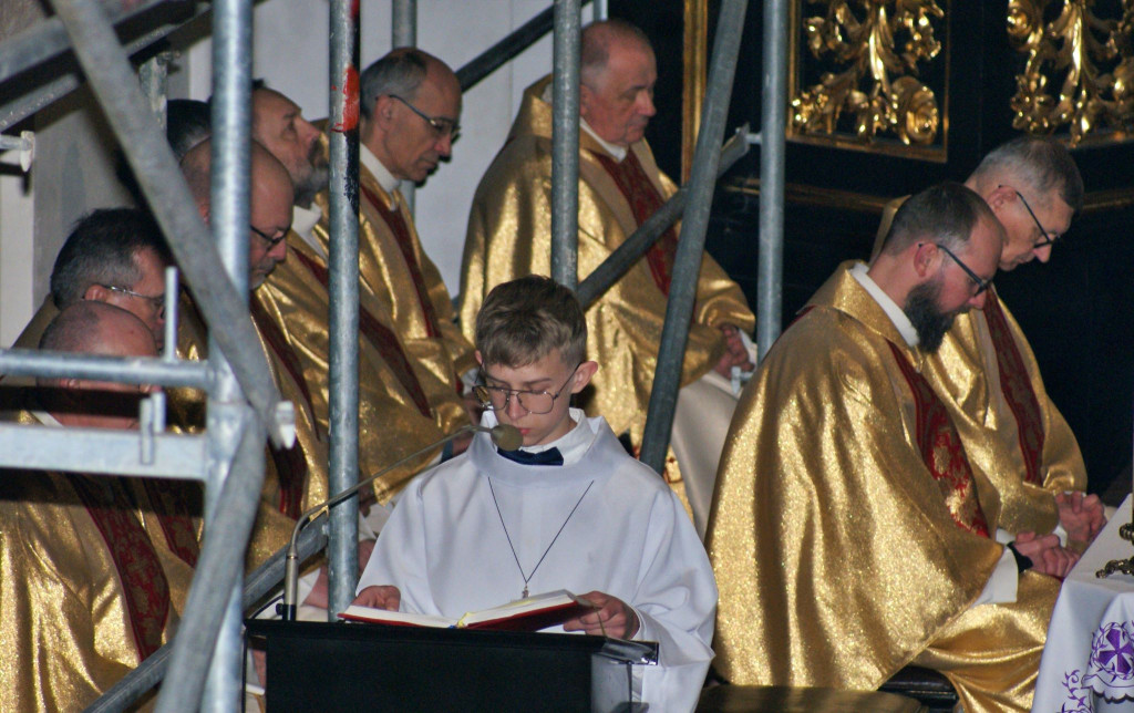 Lektor czyta Słowo Boże