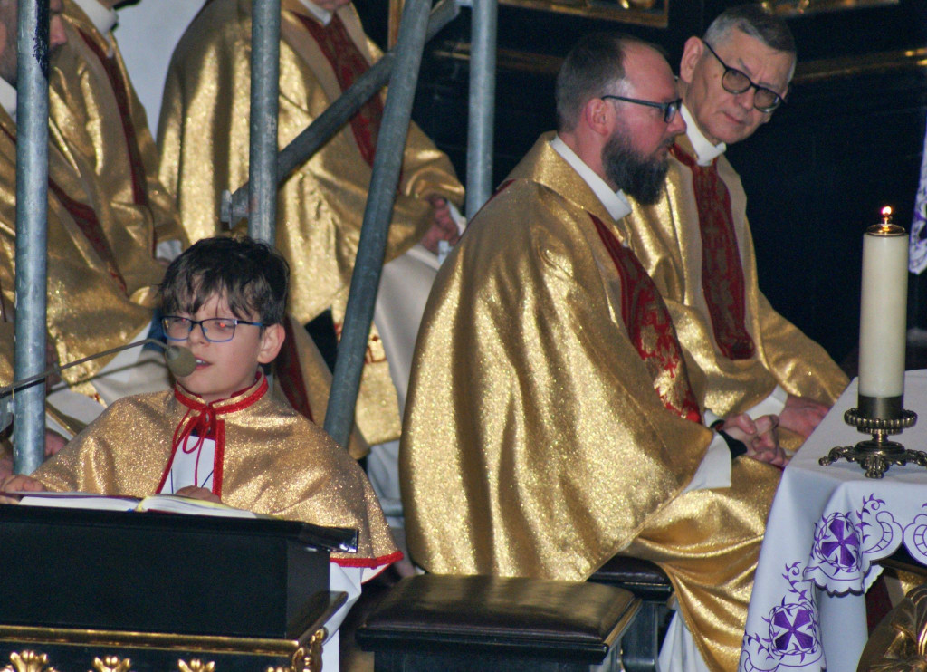 Ministrant śpiewa psalm