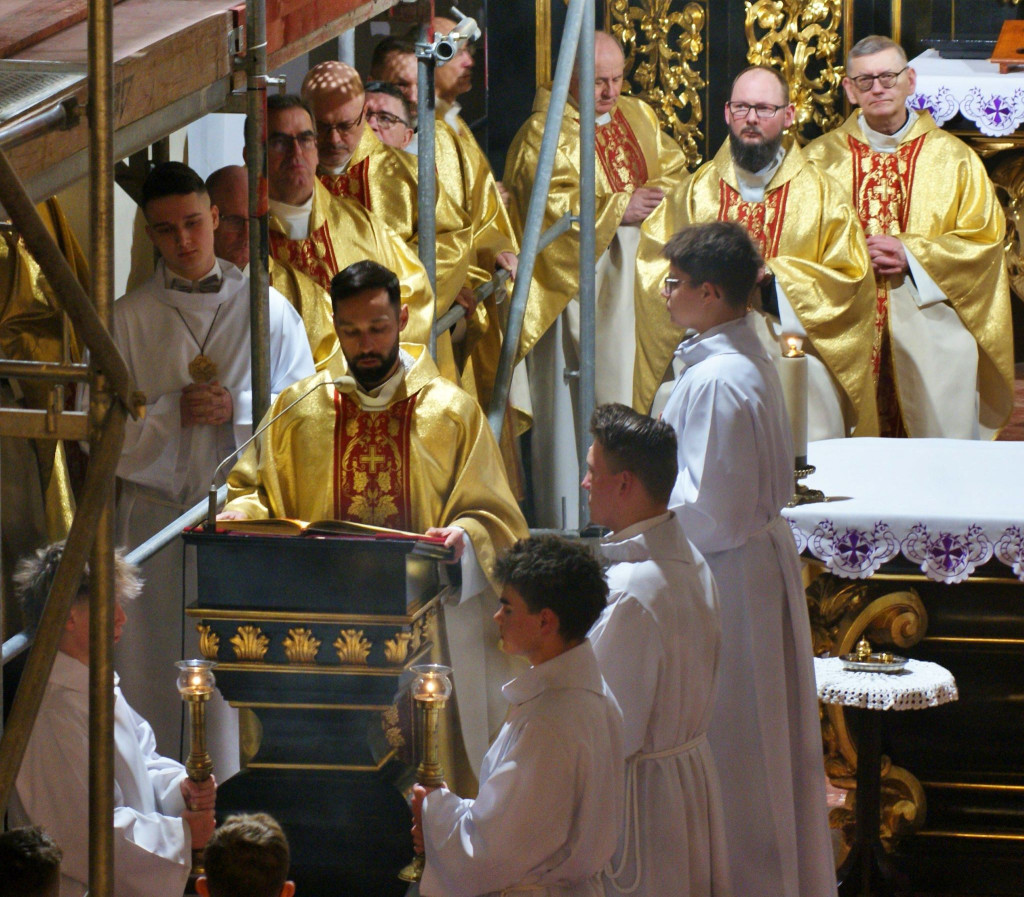 Kapłan o. Aleksander Ćwik odczytuje ewangelię w Wielki Czwartek