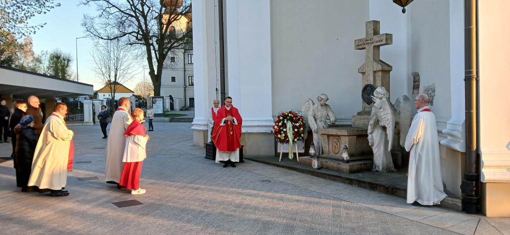 Modlitwa przy grobie bpa Leona Wałęgi 