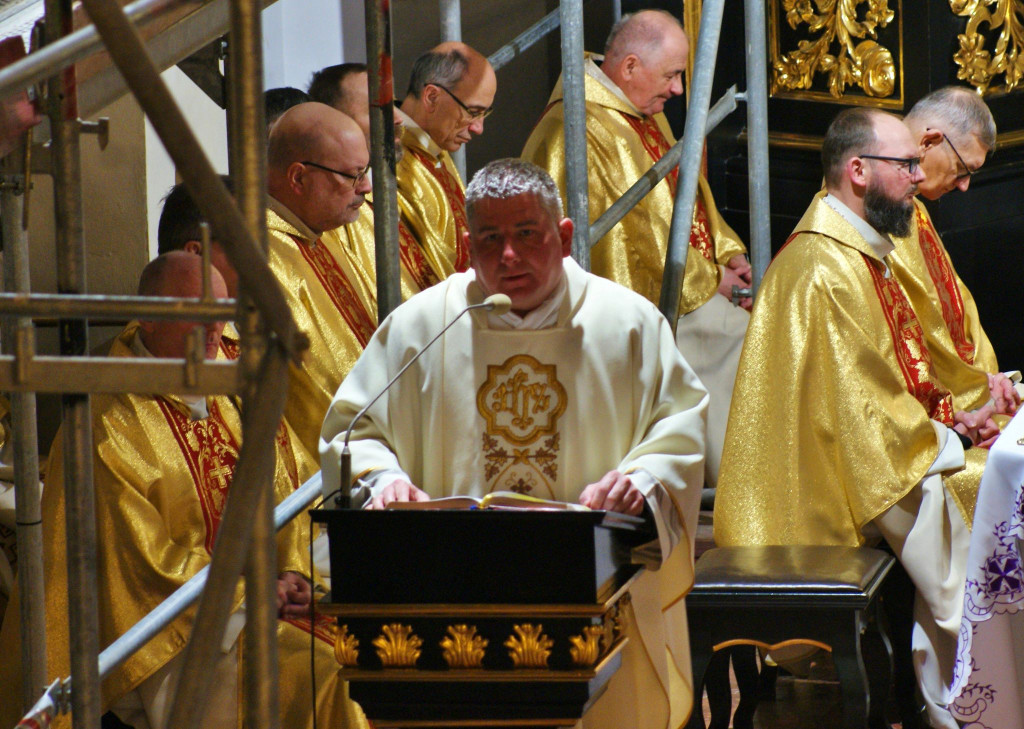 Kapłan o. Sylwester Pactwa głosi kazanie w Wielki Czwartek