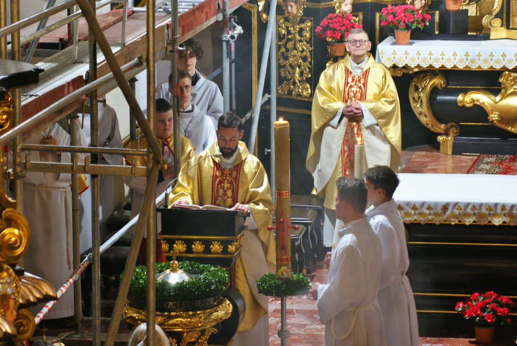 Kapłan czyta ewangelię 