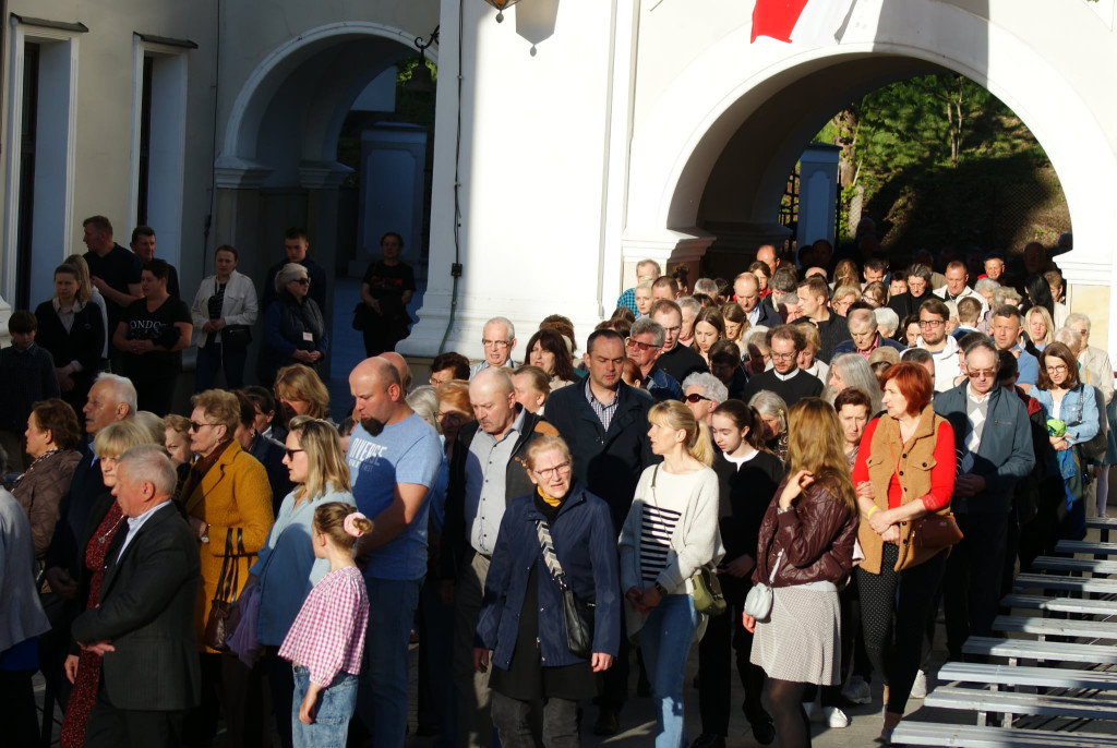 Nabożeństwo Majowe z figurą Matki Bożej od oczu w Uroczystość MB Królowej Polski