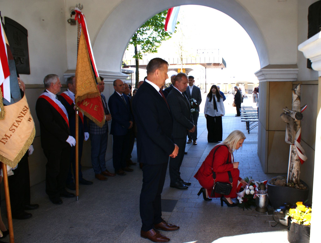 Złożenie wiązanki pod tablicą 