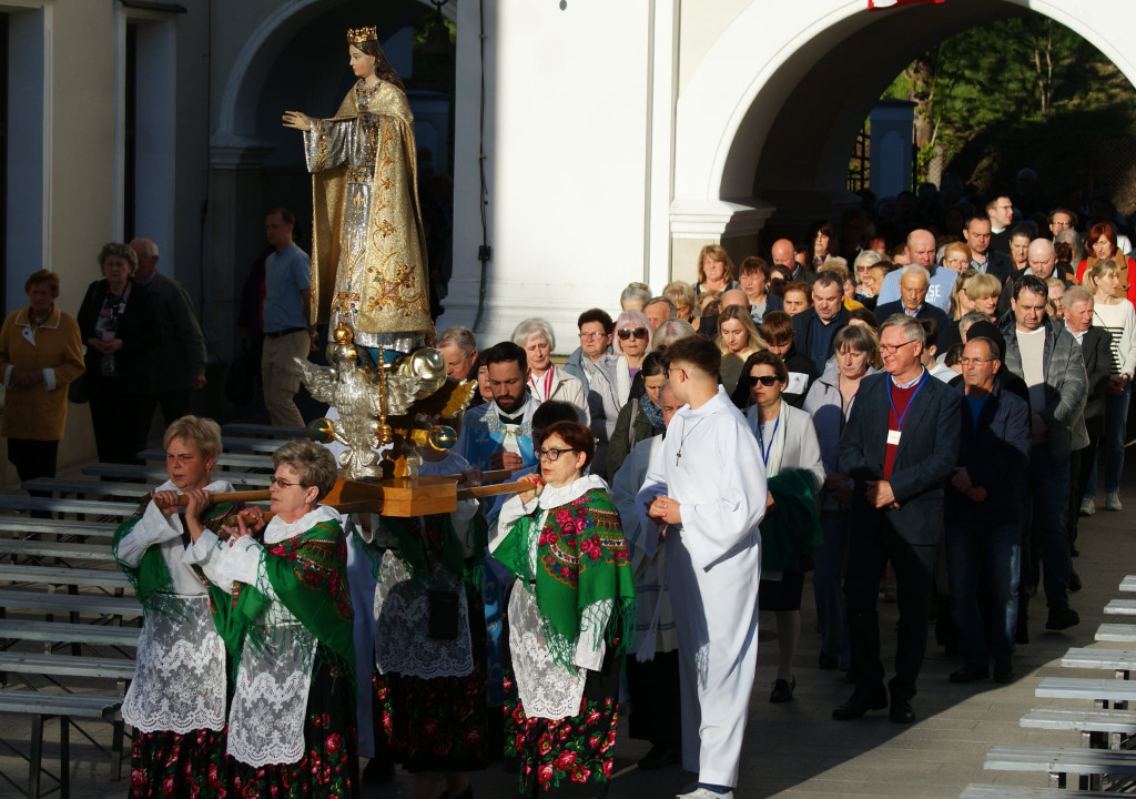 Nabożeństwo Majowe z figurą Matki Bożej od oczu w Uroczystość MB Królowej Polski