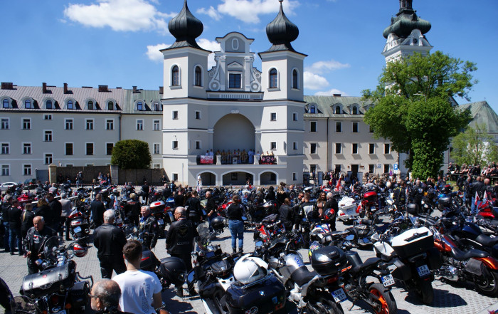 Msza święta na parkingu z udziałem motocyklistów na otwarcie sezonu