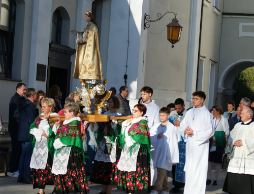 Nabożeństwo Majowe z figurą Matki Bożej od oczu [GALERIA]